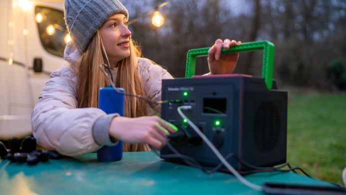 Портативна електростанція Schneider Electric OffGrid Portable Power Station 730, 700 Вт, 738 Вт/год, Wireless Charge (PPS730-GR) [112340]