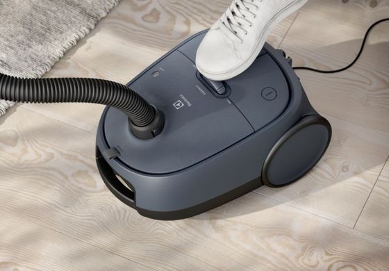 Пилосос Electrolux мішковий, 750Вт, 3.5л, HEPA12, s-bag, 4 насадки, синій (EB61C4DB) [15653]