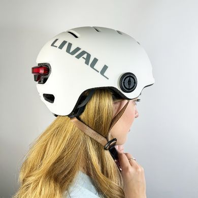 Захисний шолом Livall L23 (L) Ivory White (58-62см), сигнал поворотів та стопів, додаток, зйомний візор (пульт BR80 в комплекті не іде) (LIV-000L23-4310) [80042]