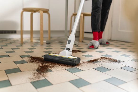 Пилосос Karcher безпровідний KVA 2, конт пил -0.6л, автон. робота до 40хв, вага-2.06кг, білий (1.198-730.0) [102470]