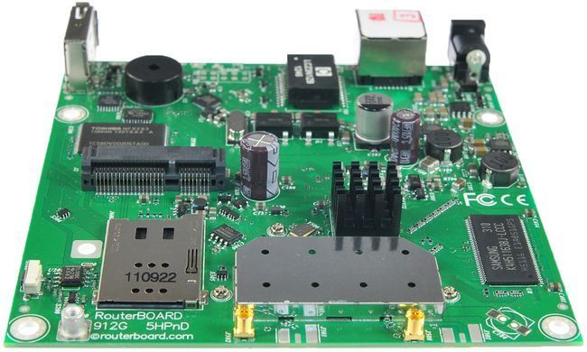 Маршрутизатор Mikrotik RB912UAG, 600Mhz Atheros CPU, 64MB RAM, 1xGigabit (RB912UAG-2HPND) [401416]